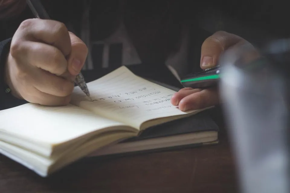 Prise de notes lors d’un rendez-vous de gestion de patrimoine