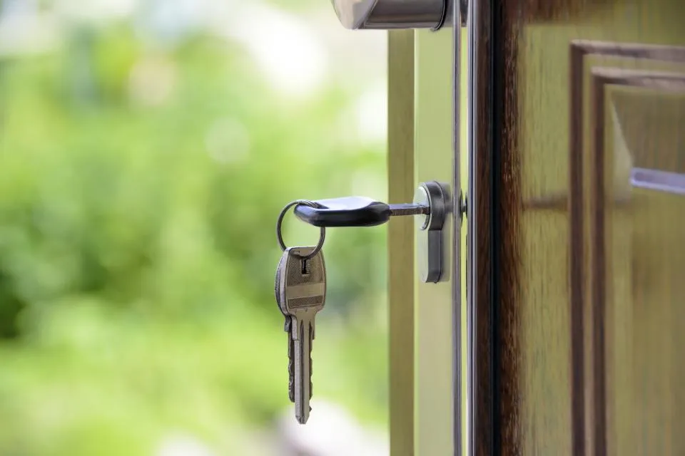 Remise des clés d’un logement après l’obtention d’un prêt immobilier
