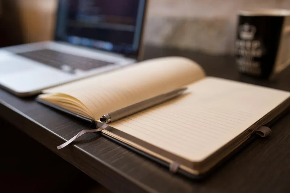 Carnet ouvert sur un bureau
