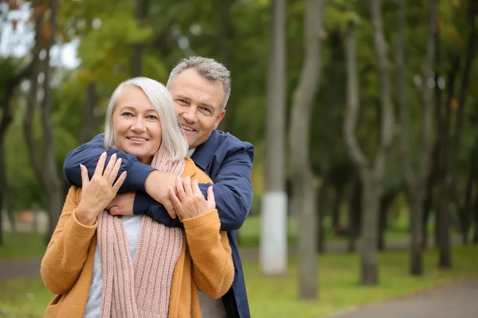 Couple de retraités souriant