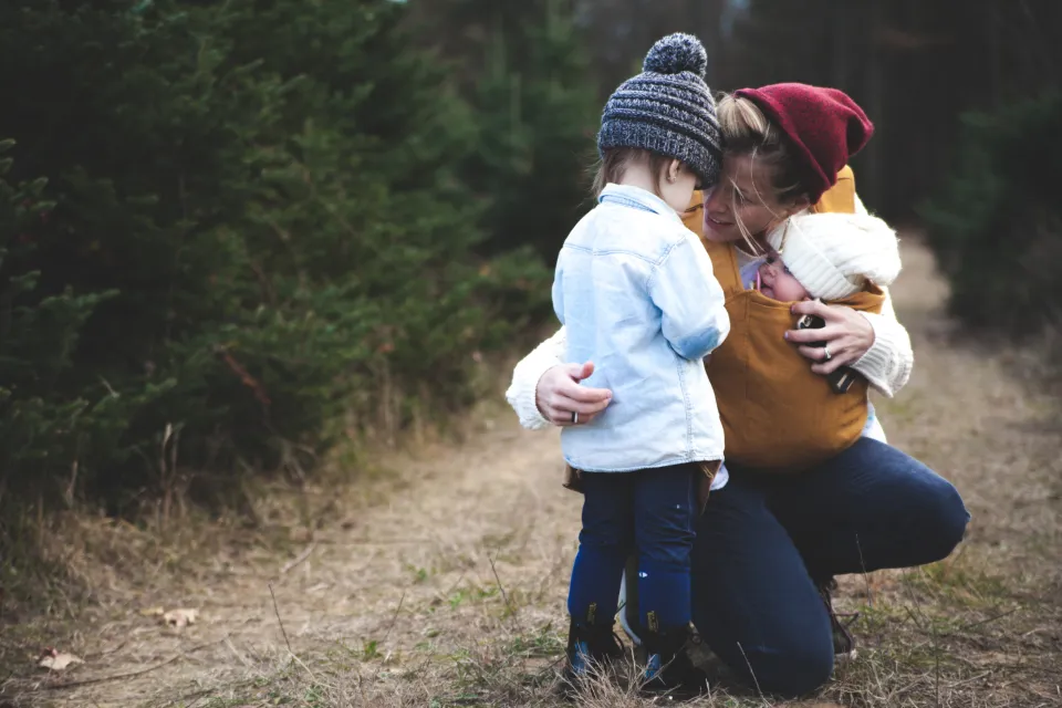 Famille réunie à la maison, protégée par une prévoyance